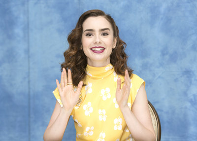 Lily Collins Poster G1013343