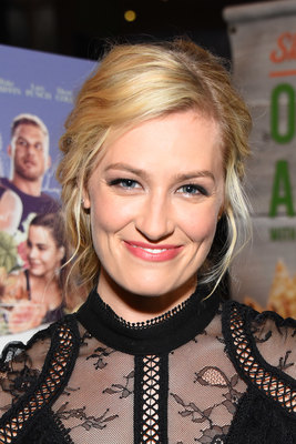 Beth Behrs Poster G1206915