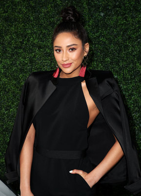 Shay Mitchell Poster G1366506