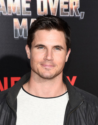 Robbie Amell puzzle G1447603