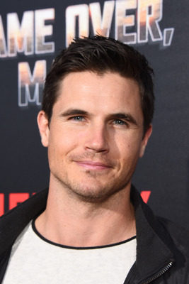 Robbie Amell Poster G1447607