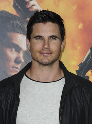 Robbie Amell Poster G1447608