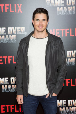 Robbie Amell Mouse Pad G1447610