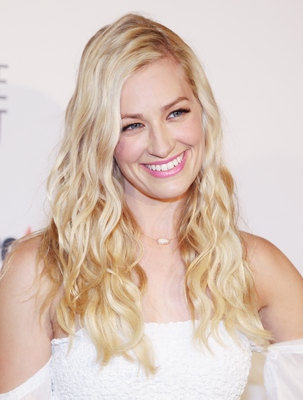 Beth Behrs Poster G1557860