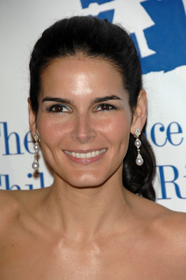 Angie Harmon Poster G2337147