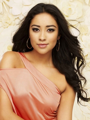 Shay Mitchell Poster G338839