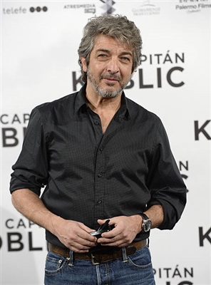 Ricardo DarÃ­n poster with hanger