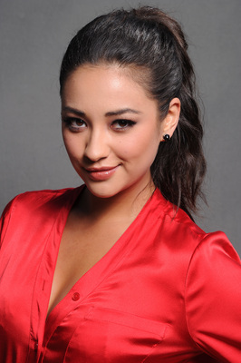 Shay Mitchell Poster G354766