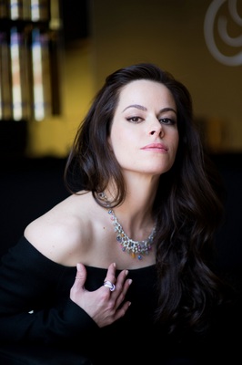 Emily Hampshire Poster G356890