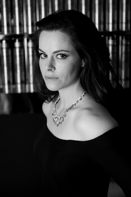 Emily Hampshire Poster G356891