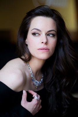 Emily Hampshire Poster G356894
