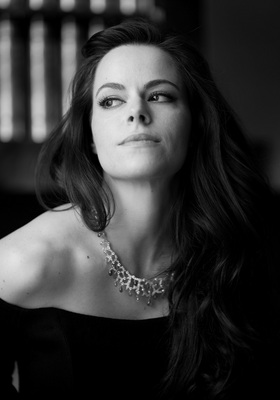 Emily Hampshire Poster G356904