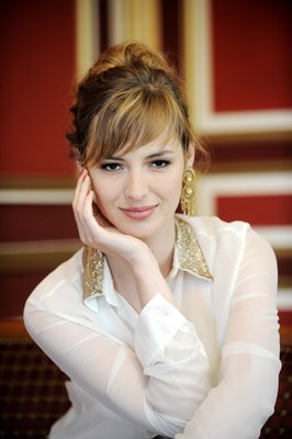 Louise Bourgoin Poster G464656
