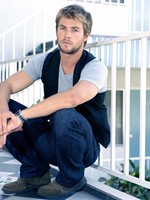 Chris Hemsworth hoodie #954977