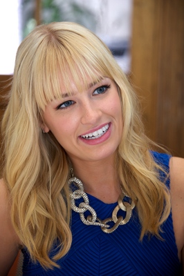 Beth Behrs Poster G559063