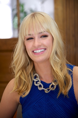 Beth Behrs Poster G559064