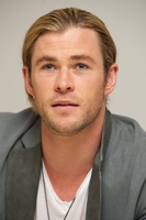 Chris Hemsworth hoodie #989490