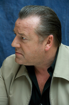 Ray Winstone Poster G572435