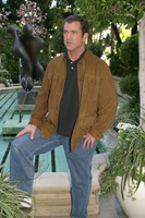 Mel Gibson sweatshirt #1025269