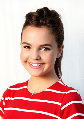 Bailee Madison Stickers G664445