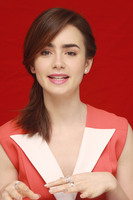 Lily Collins Mouse Pad G665758