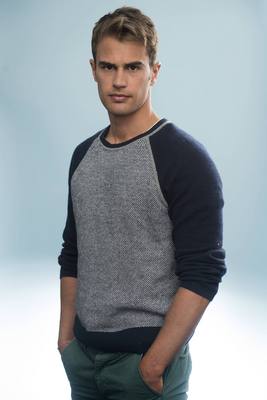 Theo James Poster G670172