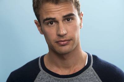 Theo James Poster G670173
