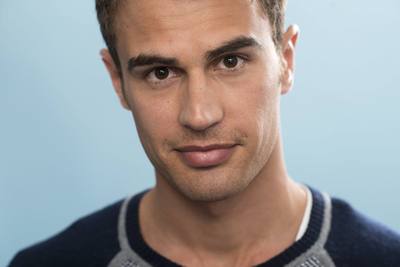 Theo James Poster G670174