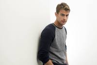 Theo James Mouse Pad G670175
