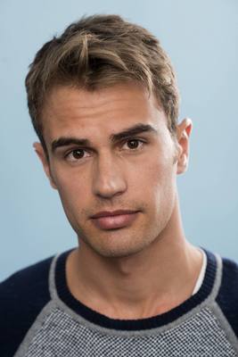 Theo James Poster G670180