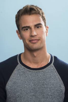 Theo James Poster G670181