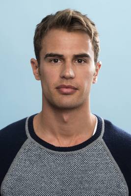Theo James Poster G670184