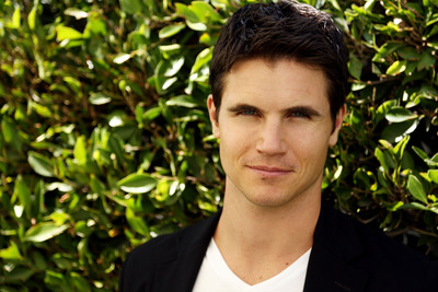 Robbie Amell Mouse Pad G674213