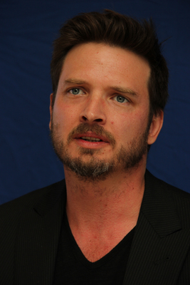 Aden Young Poster G680687