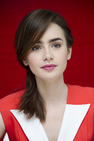 Lily Collins Mouse Pad G681906