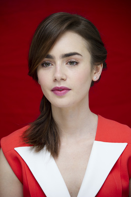 Lily Collins Poster G681910