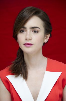 Lily Collins puzzle G681915