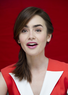 Lily Collins Mouse Pad G681917