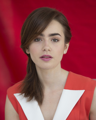 Lily Collins Poster G681921