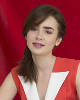 Lily Collins Mouse Pad G681922