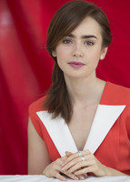 Lily Collins Mouse Pad G681923