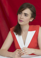 Lily Collins Mouse Pad G681927