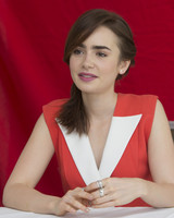 Lily Collins Mouse Pad G681928
