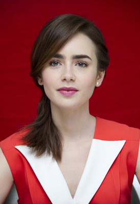Lily Collins Poster G681957