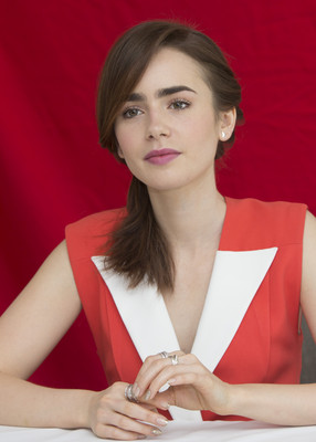 Lily Collins Mouse Pad G681967