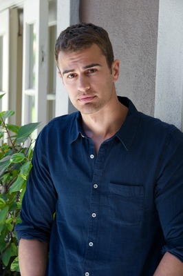 Theo James Poster G737475