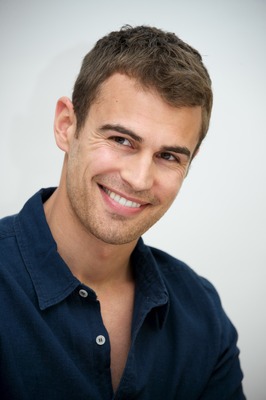 Theo James puzzle G737476