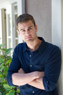 Theo James Poster G737477