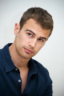 Theo James Poster G737479