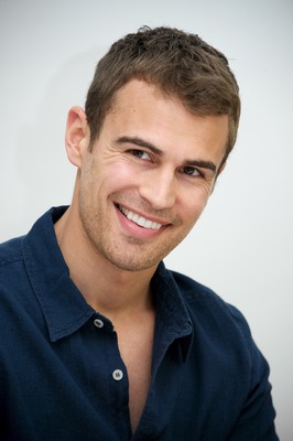Theo James Poster G737481